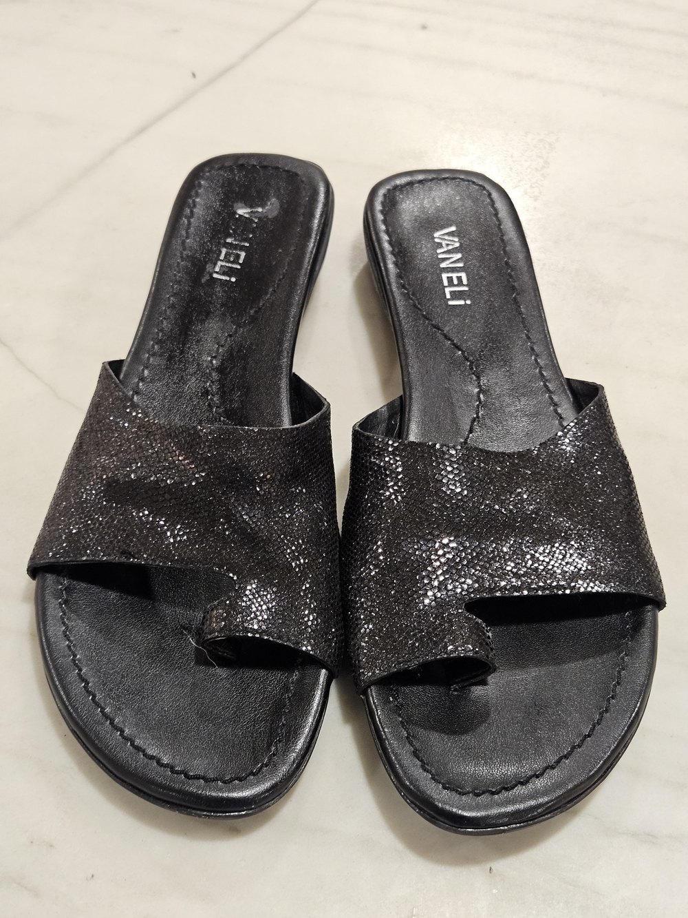 VANELi Black Textured Sparkle Asymmetric Toe-Loop Flat Sandals
